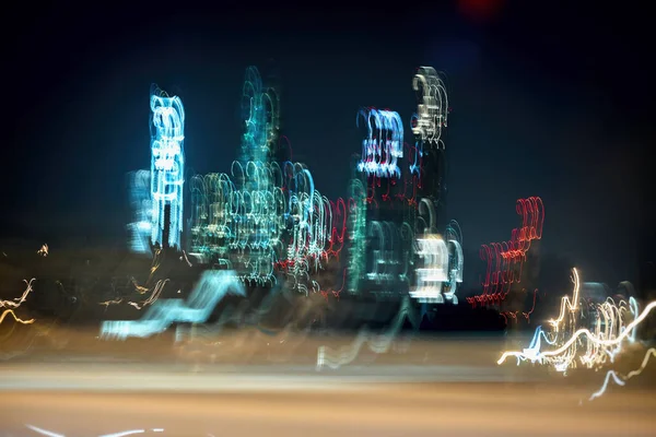 Bulanık gökdelenler. Çok öykülü binalar gece, ışıklı Windows. Modern neon şehir araba hız, sanat arka plan görüntüsü