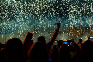 Büyük gümüş yağmur veya Bisser olarak renkli havai fişek. Bize peaple tanınmaz silüeti. Patlayıcı piroteknik aygıtların estetik ve eğlence amaçlı, sanat için