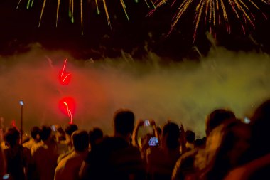 İnsanların bize gösterir telefonları ve diğer gadget'lar çekim tanınmaz siluetleri ile tonda canlı arka plan bulanık