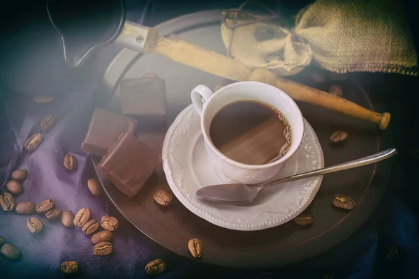 Csésze forró kávét turk, sötét csokoládé, fából készült háttér, reggeli napsütésben, szemes kávé. Alacsony kulcs kép, vintage stílusú. Koncepció a hormon, a boldogság, jó hangulat — Stock Fotó