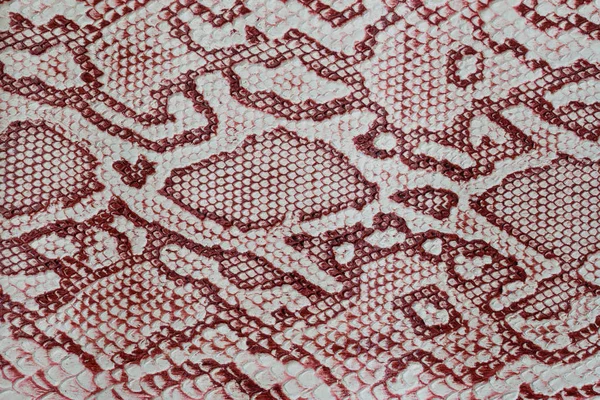 Texture de cuir véritable en gros plan, gaufré sous la peau d'un reptile, avec un motif de mode et une surface mate. Claret-brun, fond moderne — Photo