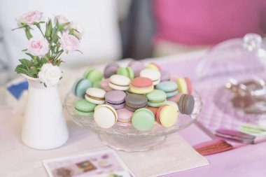 Farklı Macarons, Bahar çiçek, gül, ihale pastel arka plan. Romantik sabah, hediye, sevgili için mevcut. Işık zemin