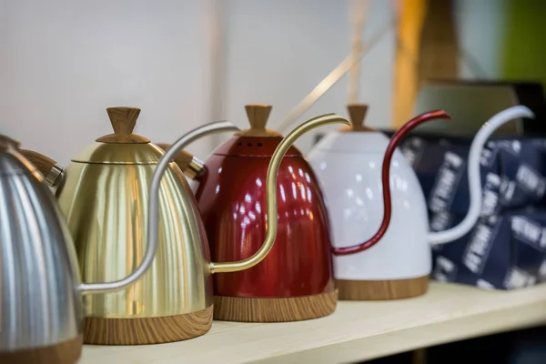 Moderne bunte metallische Teekannen für Filterkaffee, Café-Shop — Stockfoto