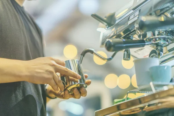 Γκρο πλαν θέα χέρια των επαγγελματικών barista που εργάζονται σε ένα καφενείο προετοιμασία καφέ εσπρέσο, μηχανή του καφέ. Έννοια του καφέ, υπηρεσία, catering — Φωτογραφία Αρχείου