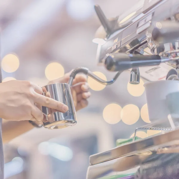 Close-Up Nézd kezében szakmai barista munka előkészítése Eszpresszó kávét a kávéfőző kávé házban. Kávéfőző, szolgáltatás, vendéglátás, világos háttér fogalmának — Stock Fotó