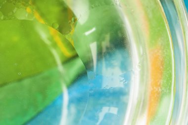 Çok renkli kabarcıklar, parlak soyut arkaplan. Su damlaları farklı renklerde.