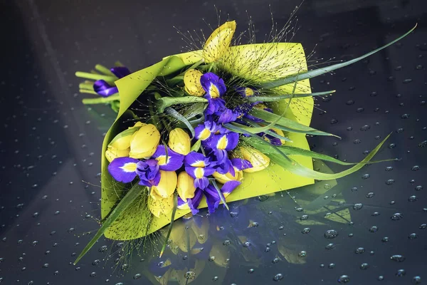 黄色的郁金香，紫色的虹膜，花束。 所有场合的贺卡，特别是春天。 所有场合的浪漫背景 — 图库照片