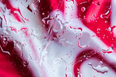Soyut parlak kırmızı beyaz arka plan. Renkli makro su kabarcıkları, lekeler ve lekeler