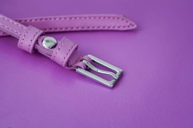 Mor arkaplandaki deri çantanın ayrıntıları. Emniyet kemeri torbası yakın çekim, doku