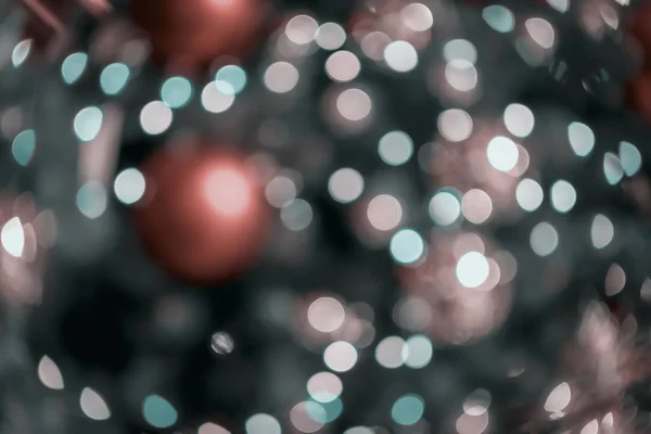 Αφηρημένο θολό φόντο Χριστουγέννων με χριστουγεννιάτικο δέντρο διακοσμημένο με λαμπερές μπάλες και φώτα φωτισμού — Φωτογραφία Αρχείου