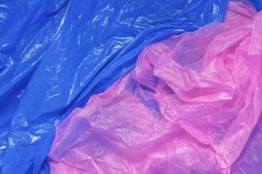 Kullanılan renkli polietilen çantaların çok renkli soyut arkaplanı, çevre kirliliği kavramı