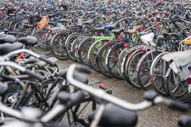 Amsterdam 'da farklı motosikletler park etmek, seçici odak