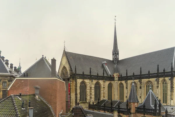 Techos de antiguas casas medievales tradicionales holandesas, iglesia de Westerkerk en Ámsterdam, campanario —  Fotos de Stock