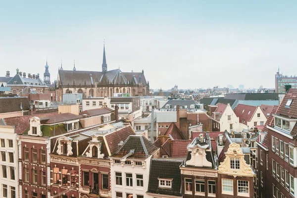 Tetti di vecchie case medievali olandesi ad Amsterdam, vista dall'alto — Foto Stock