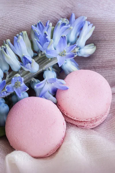 Macarrones rosados, macarrones, flores de primavera. Mañana romántica. Desayuno en San Valentín, Madres, Día de la mujer —  Fotos de Stock