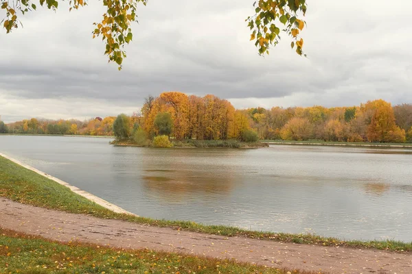 Осінній пейзаж, острів в озері, панорама острова з деревами в осінні кольори. Барвисті осінні пейзажі — стокове фото