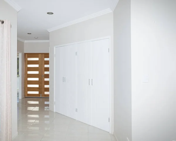 Nuevo moderno interior de la casa contemporánea con armarios empotrados a — Foto de Stock