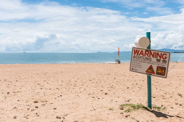 Figyelmeztető jel a strandon, Townsville, Ausztrália — Stock Fotó