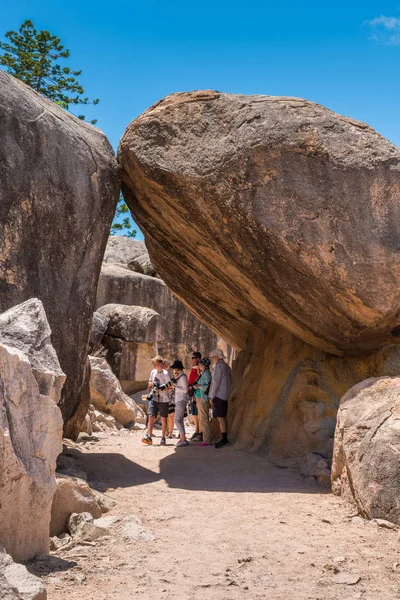 Fotógrafos sob arco de rocha natural, Ilha Magnética, Australi — Fotografia de Stock