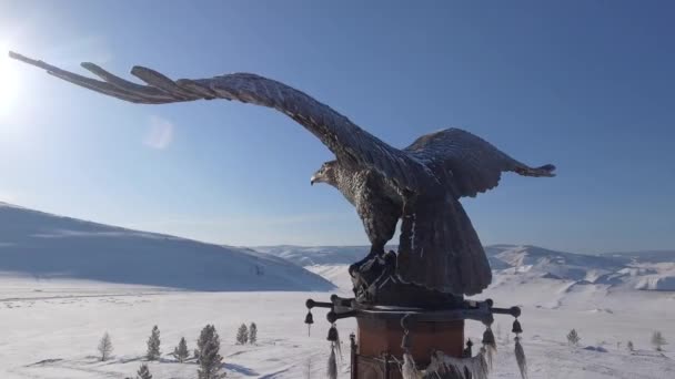 Letecký Drone kolem bronzový pomník Stella Eagle šaman Buryatia mystické rituální jedinečné Spaced křídla vysoko v horách otevřít prostor krajina svobody. Zimní sněhová mráz chladně modré obloze den. Bajkal Rusko.
