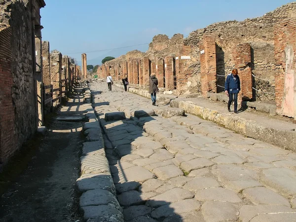 Turisták Pompeii utcáin — Stock Fotó