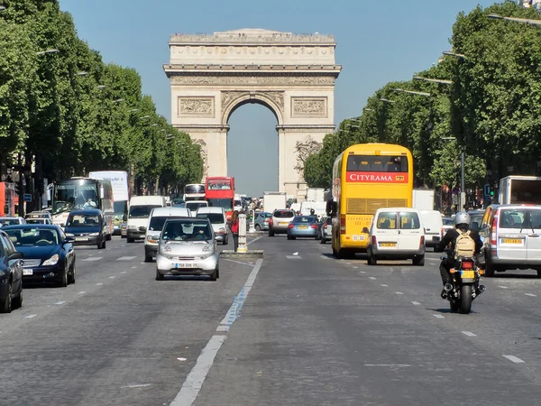 The Arc de Triomphe and the Champs Elysees on a spring morning — Stock Photo, Image