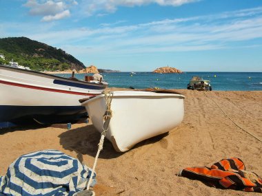 Costa Brava Körfezinde kumlu tekneler