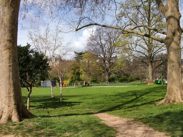 Baharda Paris Monceau Parkı