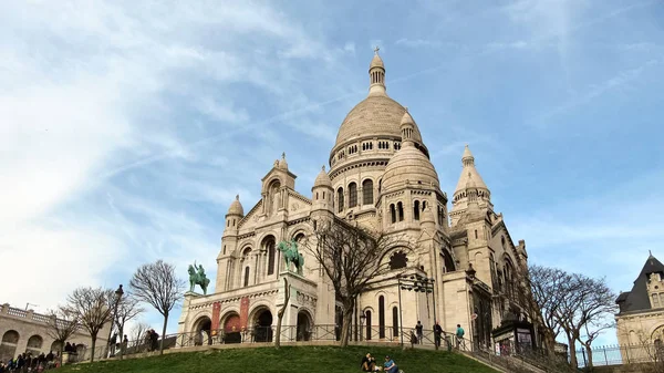 Sacre-Coeur no topo do Butte Montmartre em Paris — Fotografia de Stock