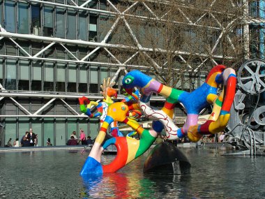 Pompidou merkezinin arka planında Stravinsky Çeşmesi 