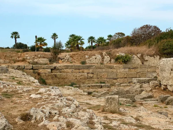 De ruïnes van de oude tempel van Apollo in het park Monte SMI — Stockfoto