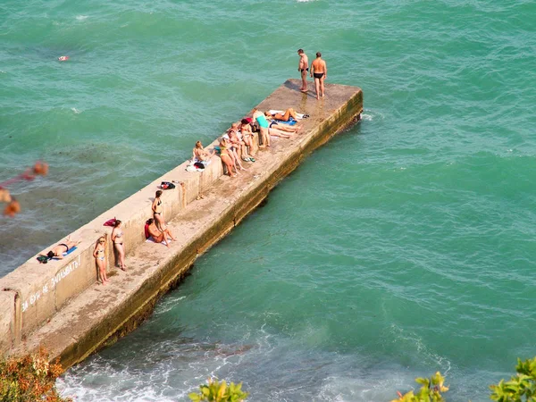 Praia na cidade Yalta na Crimeia — Fotografia de Stock