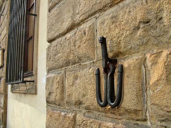 Настенный дом с привязкой к столбу во Флоренции — стоковое фото