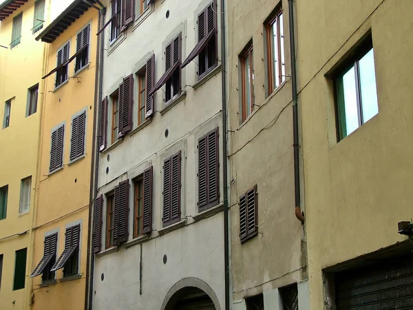 Las paredes y ventanas de las casas en Florencia — Foto de Stock