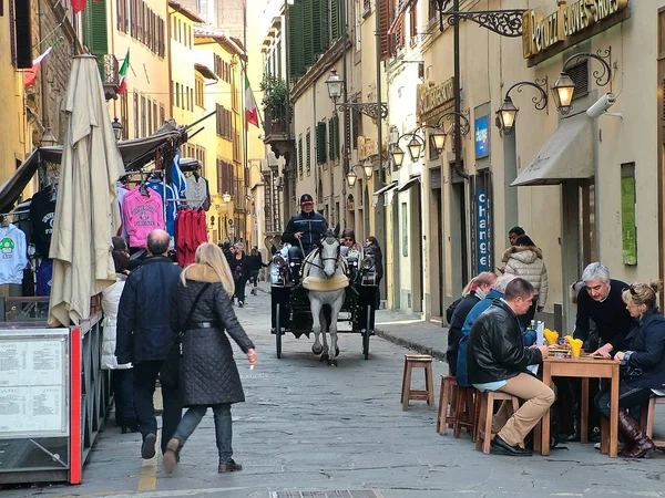 Calle de Florencia cerca de la Basílica de Santa Croce — Foto de Stock