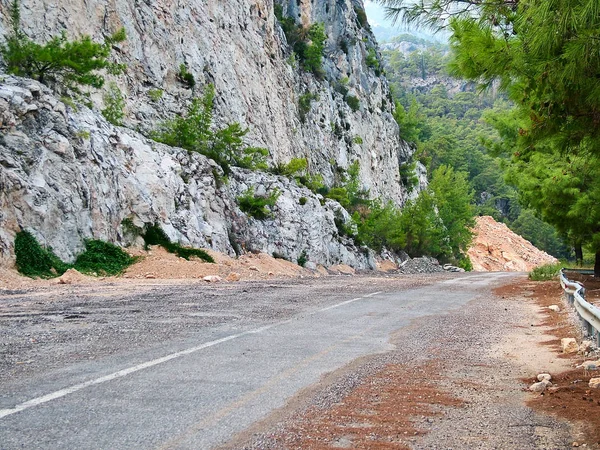 La antigua carretera a lo largo de las montañas y el mar en Turquía — Foto de Stock