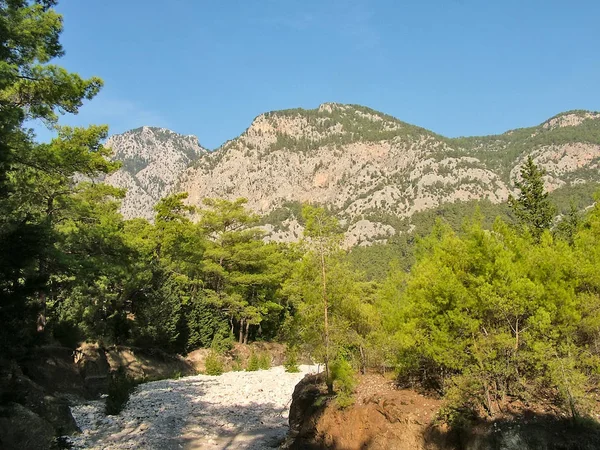 Lit de rivière sec dans les montagnes du Taureau — Photo