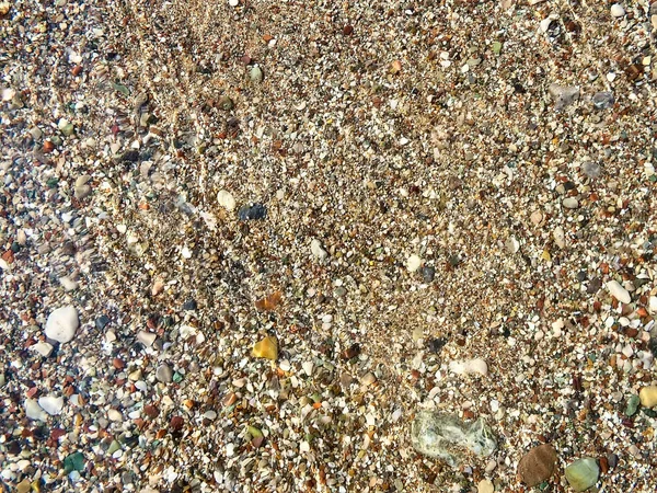 Kieselsteine am Strand im Wasser — Stockfoto