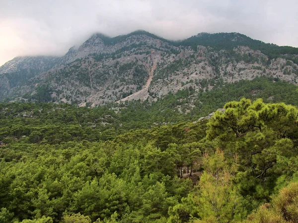 Montagnes du Taureau par temps nuageux — Photo