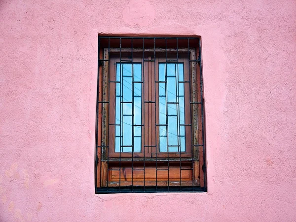 Janela em uma parede rosa — Fotografia de Stock