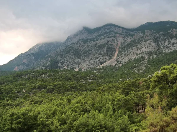 Türkiye 'deki Taurus Dağları' nın üzerindeki bulutlar — Stok fotoğraf