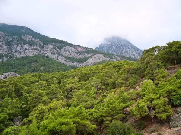 Bulutlu bir günde Toros Dağları Türkiye'de