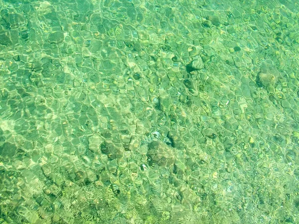 Çakıl, su Akdeniz sahilinde — Stok fotoğraf