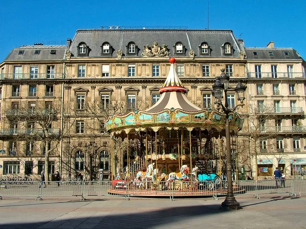 Kolotoč na place de hotel de ville v Paříži — Stock fotografie