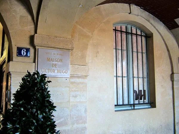Victor Hugo Paris anıt plaket daire