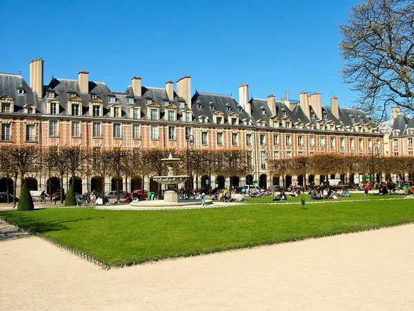 Place des Vosges em Paris no dia ensolarado da primavera — Fotografia de Stock