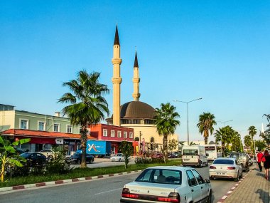 Kemer, Antalya İli, Türkiye - 12 Ekim 2012: Üzerinde bir cami bulunan şehrin sokaklarından biri