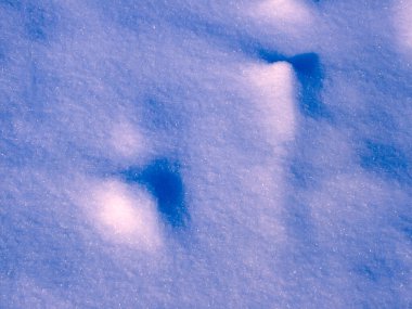 Gölgeler, desenler ve kar yüzeyindeki çizgiler. Gözlüklü mor renk. Doku. Arkaplan