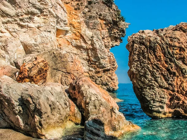 지중해 연안의 색깔의 바위들 입니다 안탈리아 지방의 디비라는 마을의 해변에서 — 스톡 사진