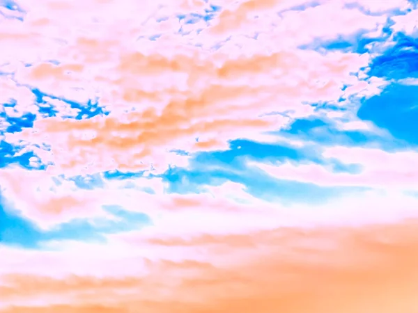 Widok Chmur Przez Filtr Światła Kontekst Abstrakcja Teksturę Wielokolorowe — Zdjęcie stockowe
